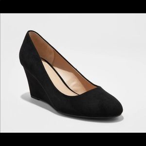 LIKE NEW Size 10 Round Toe Wedges